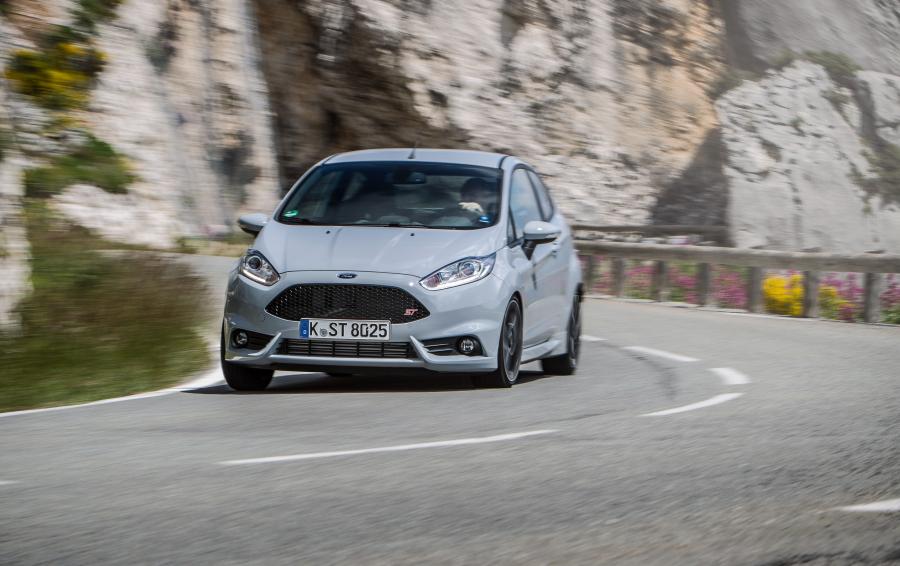  Ford Fiesta ST200 2016 года  (фото 24 из 36)